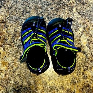 Kids Keen Newport H2 sandals. Toddler 9 Black blue & green. Excellent condition.